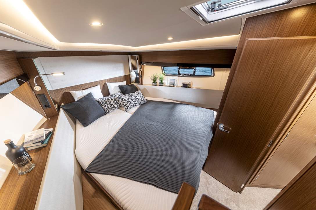 Bavaria SR41 Interior - 10.jpg