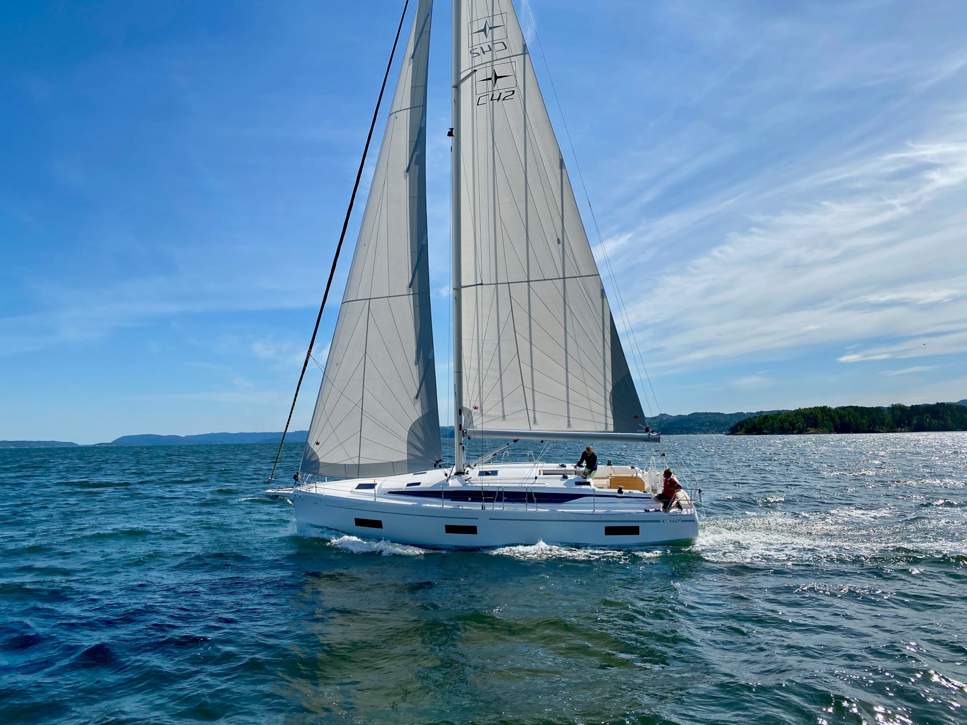 Bavaria C42 Exterior - 11.jpg