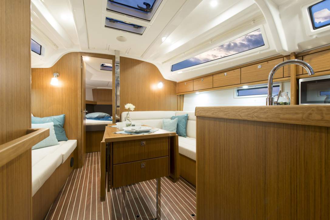 Bavaria C37_Interior - 11.jpg