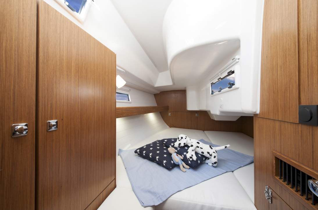 Bavaria C34_Interior - 2.jpg