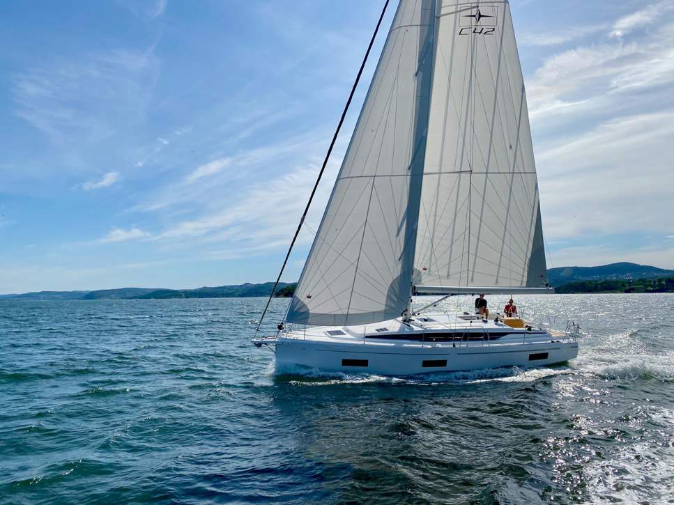 Bavaria C42 Exterior - 10.jpg