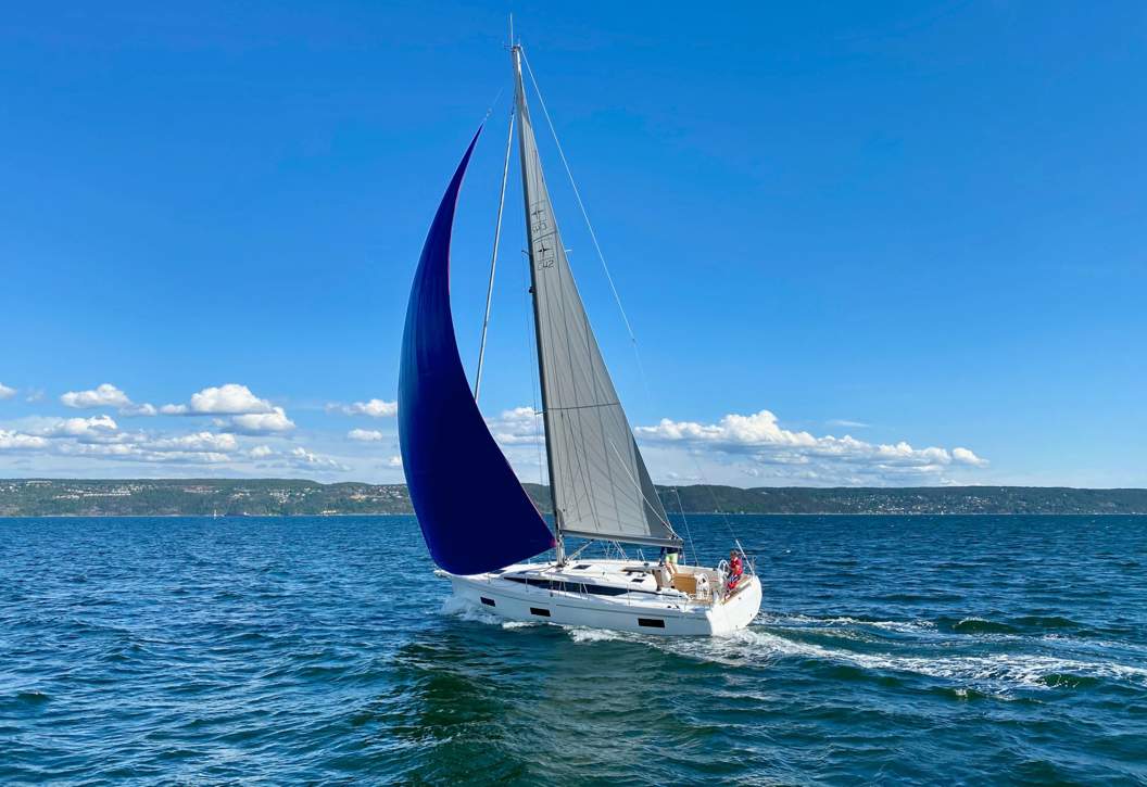 Bavaria C42 Exterior - 13.jpg
