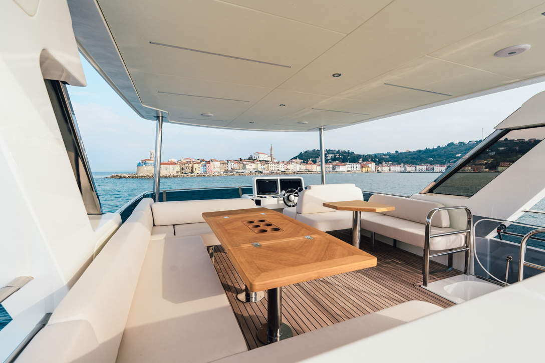 GL58 Flybridge