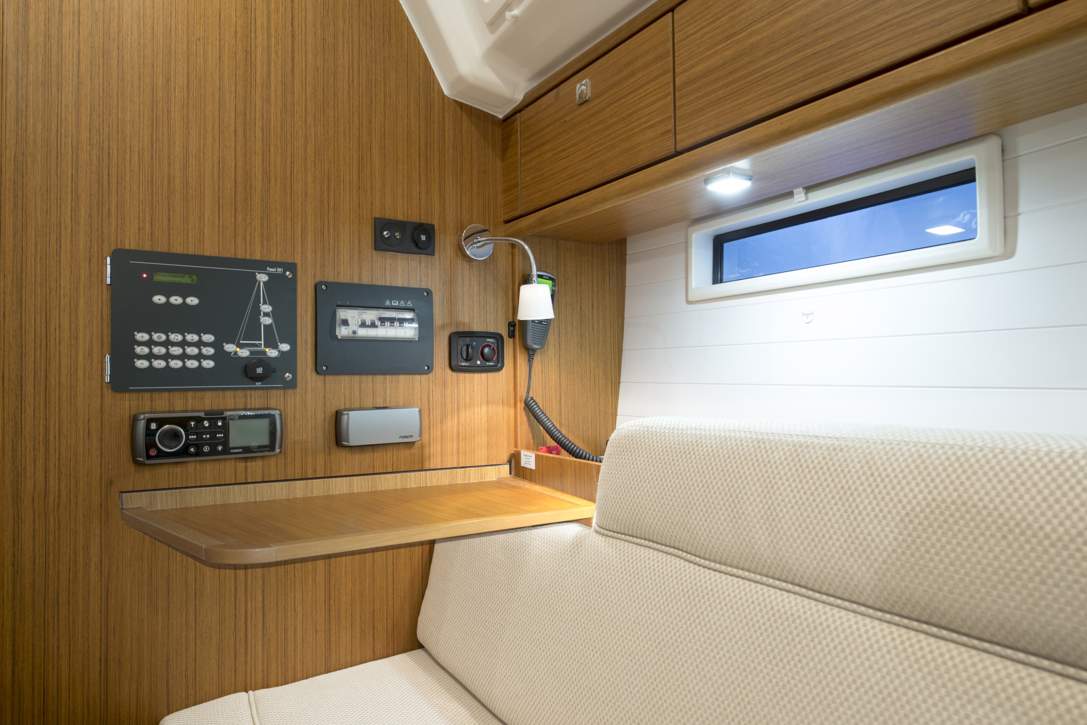 Bavaria C37_Interior - 15.jpg