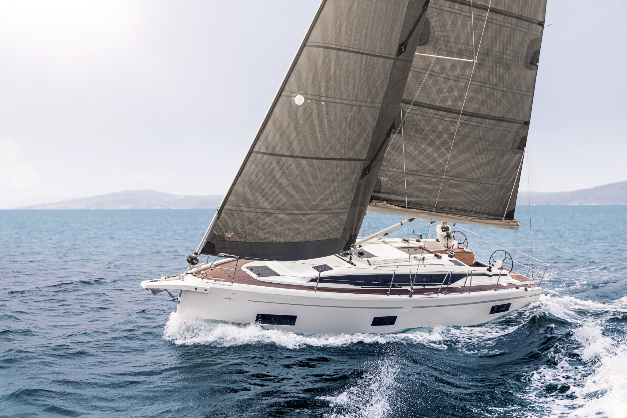 Bavaria C38 Exterior - 11.jpg