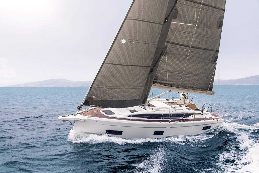 Bavaria C38 Exterior - 11.jpg