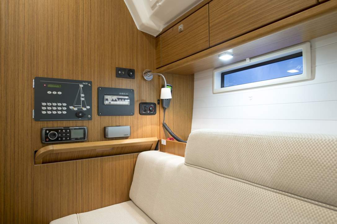 Bavaria C37_Interior - 14.jpg