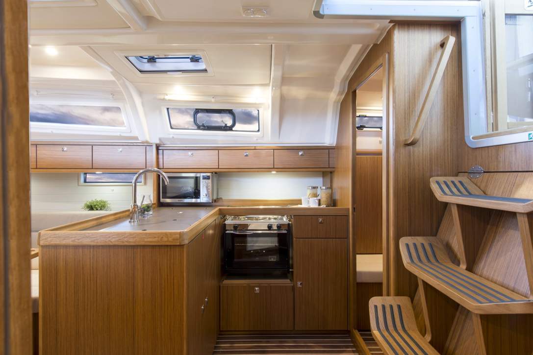 Bavaria C37_Interior - 7.jpg