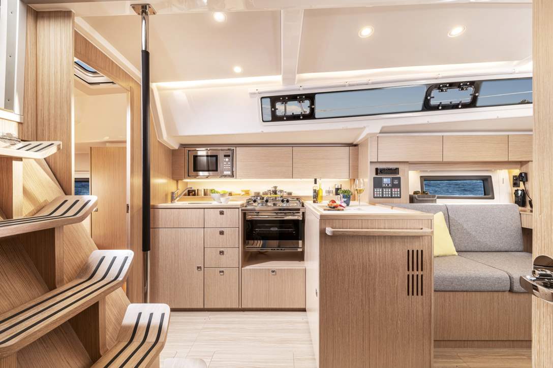 Bavaria C38 Interior - 6.jpg