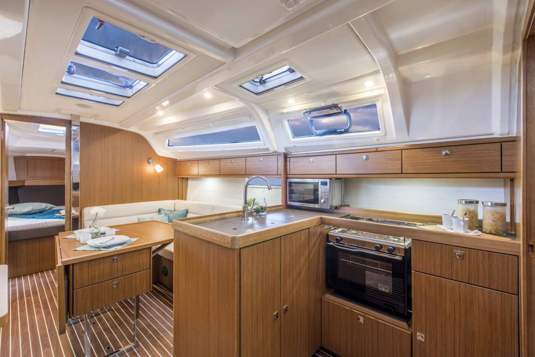 Bavaria C37_Interior - 1.jpg