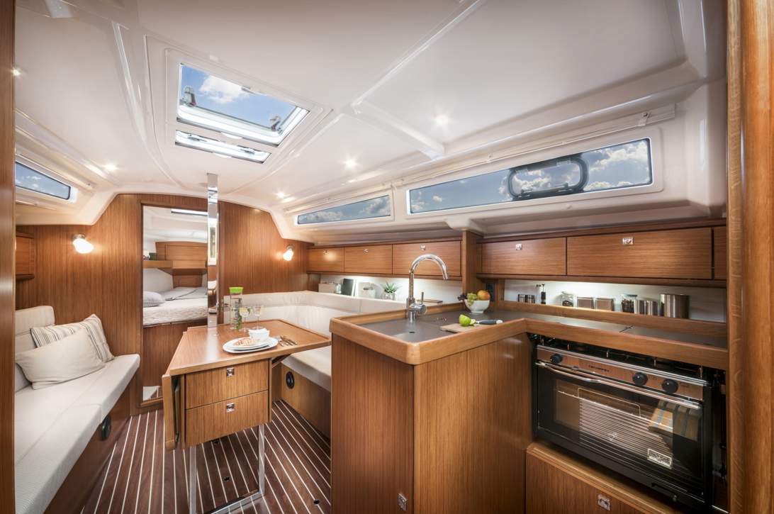 Bavaria C34_Interior - 17.jpg