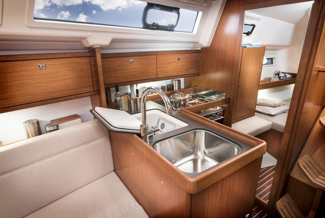 Bavaria C34_Interior - 15.jpg